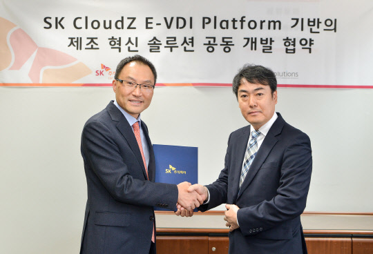 신현석 SK주식회사C&C 클라우드Z 사업본부장(왼쪽)과 이정열 에이피솔루션즈 IT사업본부장이 협약 체결 후 기념사진을 찍고 있다.  SK주C&C 제공